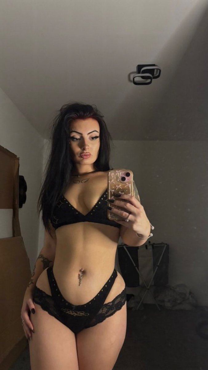 BoredBullxUk's tweet photo. Meet Erin. Sexy af 21 year old cumslut. Her bf can’t help but share her in my dm’s and says she really needs a better dick to bounce on. 

Any other cucks got a slut that can compete with this whore? 🥵 https://t.co/CB9S0n1lTu