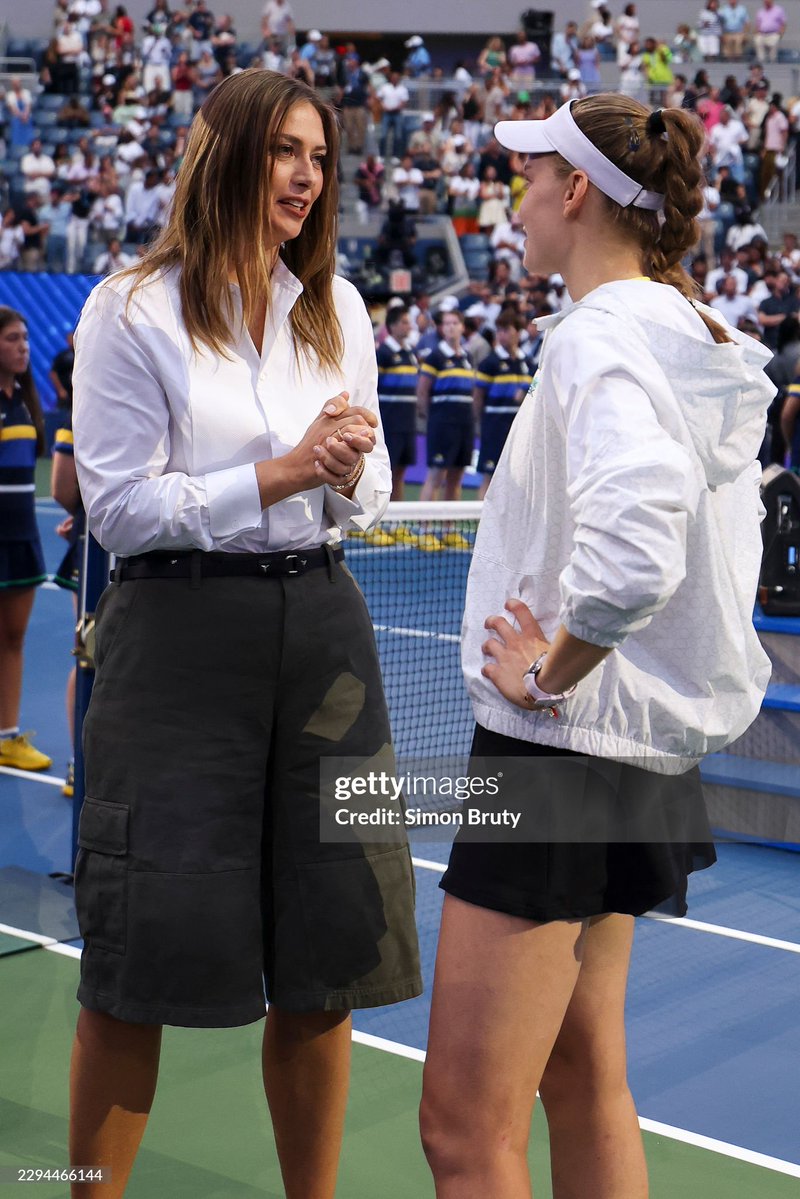 NewsSharapova's tweet photo. 2006 US Open champion presents the trophy to the 2026 US Open champion #MariaSharapova #ElenaRybakina 🎾🗽🏆 [📸: Getty] https://t.co/q78bEyp72y