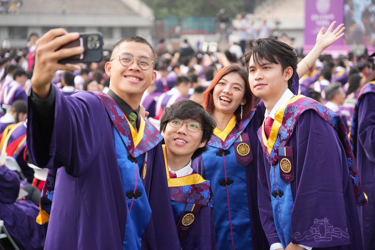aliny390285's tweet photo. Graduation week hit different—hugs, confetti, and a whole lot of "we did it" vibes. Off to new chapters, but these memories stay forever. https://t.co/B3DnAvBtMW