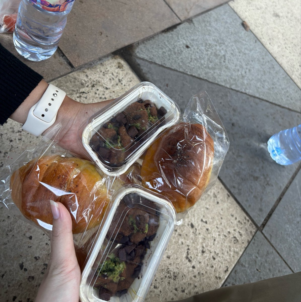 adayinLilyfe's tweet photo. gwe dan rey adalah manusia fomo mencoba sgala hal viral di sby🤤🤤 enih antri saltbread viral krn murah tp emg worth it🤤🤤 +beli dubai scoopable cookie https://t.co/fgTC3hAFJD