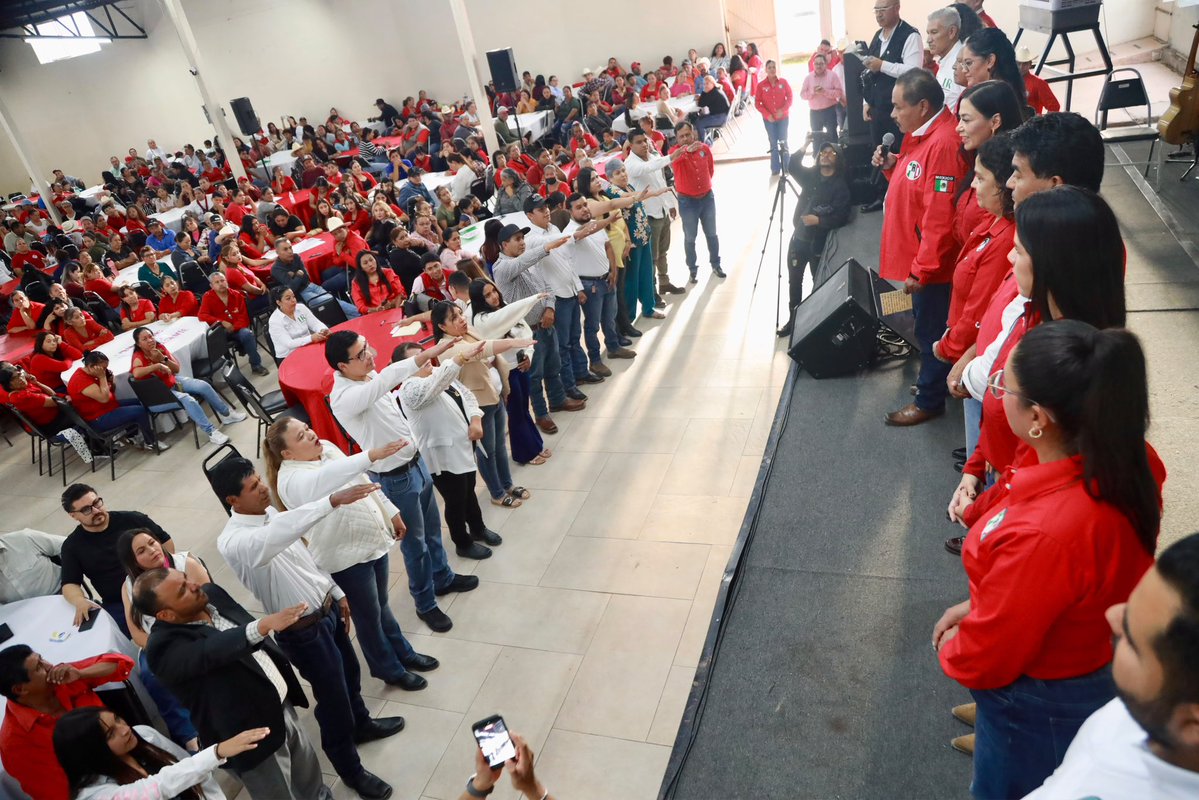 danisotto's tweet photo. Hoy tocó estar en Guadalupe Victoria, y qué bonito se siente encontrarnos con nuestro priismo, con gente que todos los días trabaja y pone el corazón por su municipio y por nuestro partido. ❤️

Entregamos nombramientos al Comité Municipal del PRI y a nuestros Sectores y Organizaciones. Muchas felicidades a quienes hoy asumen esta responsabilidad; estoy segura de que harán un gran trabajo.

¡Enhorabuena y a seguir trabajando juntos!
El PRI está más vivo que nunca. ❤️💚