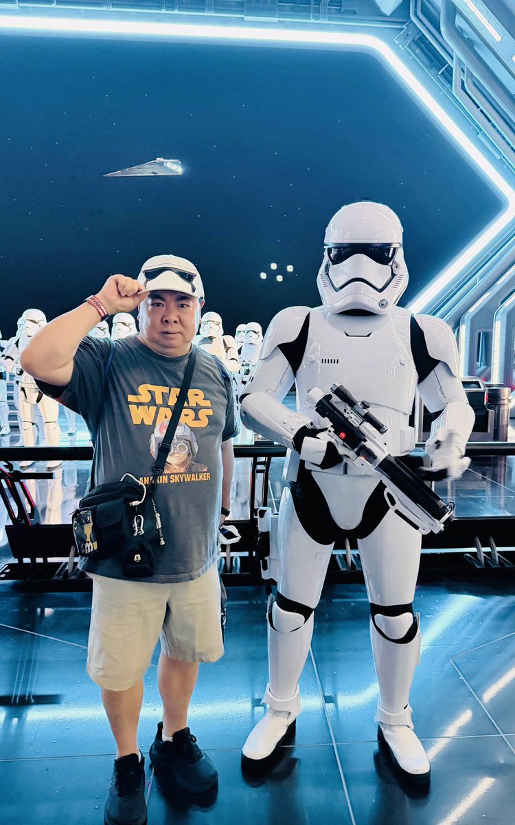 tsukajimuga's tweet photo. ディズニー・ワールド
ハリウッド・スタジオ
スターウォーズエリア
えっー？！
ストームトルーパー、マンドー(マンダロリアン)に会えたんやけどー！！ https://t.co/saWJqlyVrH