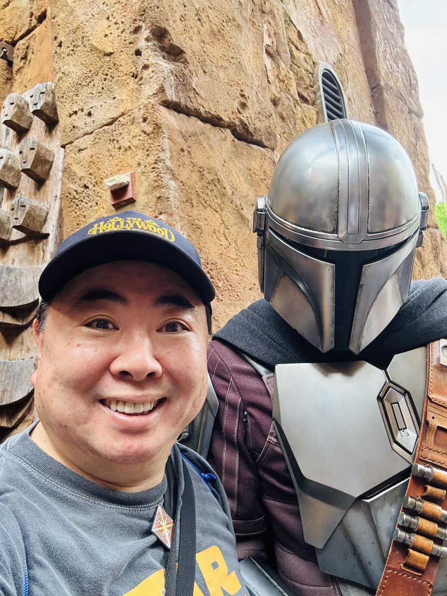 tsukajimuga's tweet photo. ディズニー・ワールド
ハリウッド・スタジオ
スターウォーズエリア
えっー？！
ストームトルーパー、マンドー(マンダロリアン)に会えたんやけどー！！ https://t.co/saWJqlyVrH