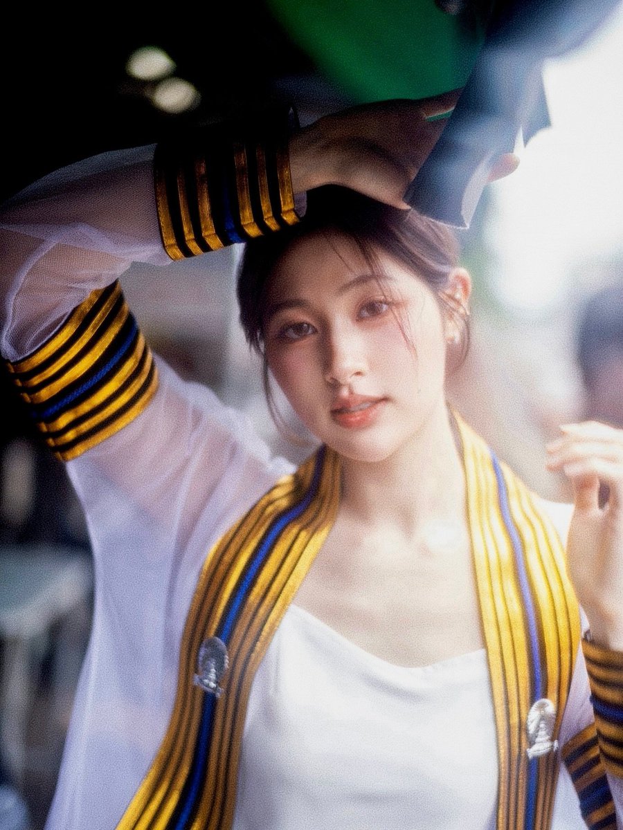 phantieta's tweet photo. #akhirnya_gueh_wisuda :9 p, info saran kegiatan after wisuda dong? {gugup} https://t.co/vK67y6TJ66