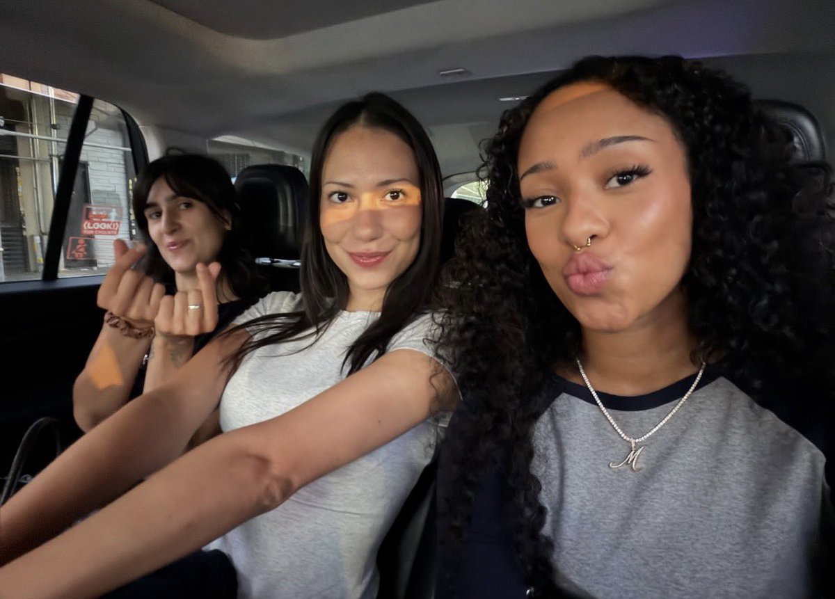 NewsKatseye's tweet photo. MANON AND HER COUSINS!! 🤍 https://t.co/8g2qaCbqBi