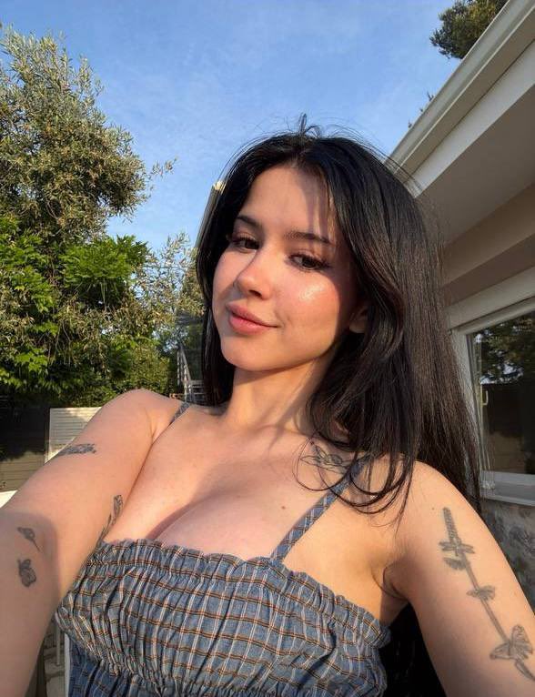 WhimsyArabella's tweet photo. sun kissed, but id rather prefer your kiss 💋🫣 https://t.co/osDrshQeZz