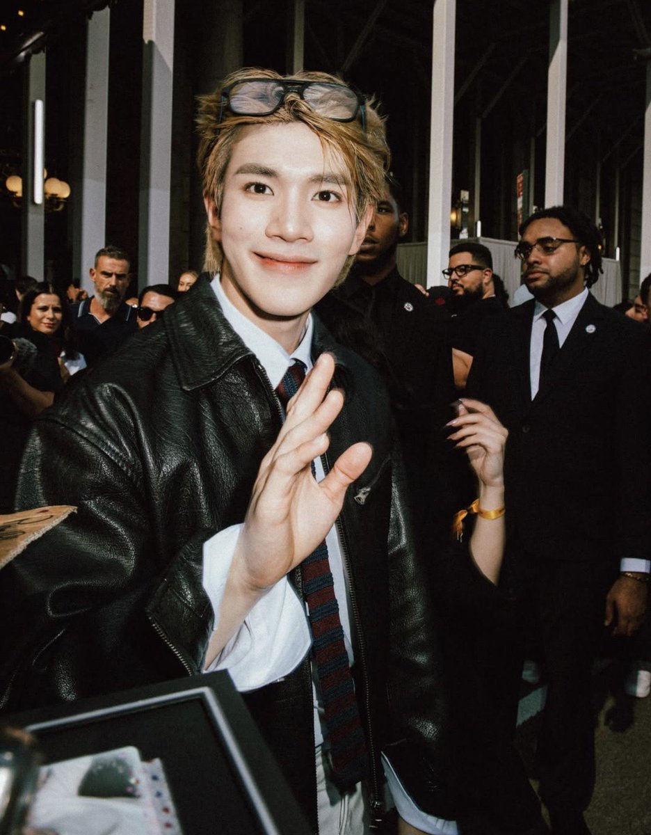 ellaellacw's tweet photo. นี่ชอบ 2 รูปนี้มากกก ถ่ายจากข้างหน้าเป็น superstar โบกมือยิ้มหวานให้ฟค ถ่ายจากข้างหลังเป็นโฟ้ดกำลังแจกลายเซ็นท่ามกลางคนที่รักเค้ามากมาย

FOURTH TOMMY HILFIGER SS27
#TommySS27xFourth #TommyHilfigerxFourth
#TommyHilfiger #TommyFamily 
#Fourthnattawat #โฟร์ทณัฐวรรธน์ https://t.co/aP4EXnOYH8