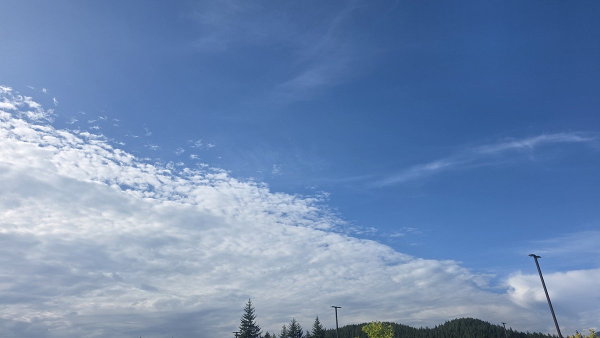 kelevander's tweet photo. Clouds are weird https://t.co/7qXmbTQTMX