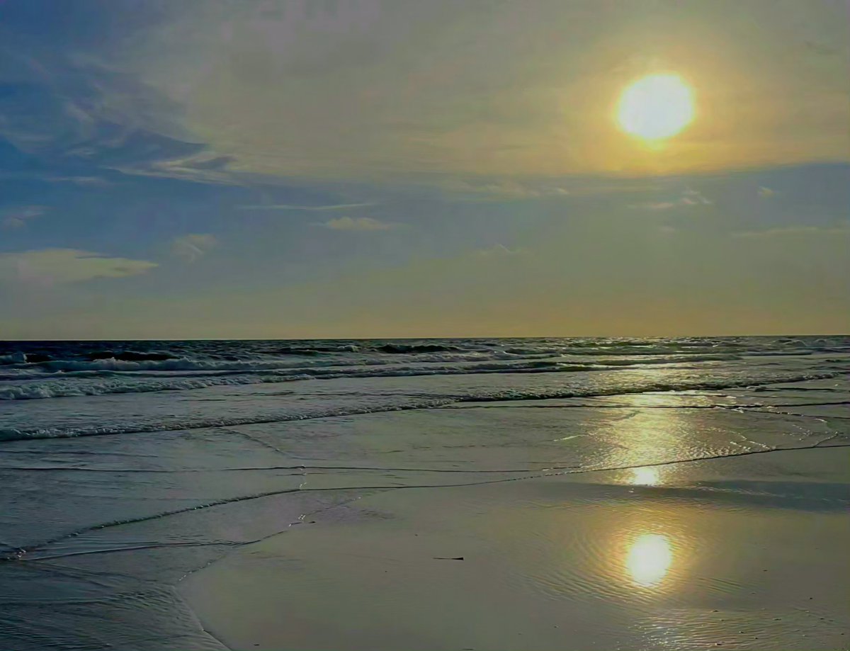 CircletHalo's tweet photo. Who else finds peace ☮️ where the sky meets the sea ?!?! 🌞 🌊

#peacefulmoments #immersedinnature #reflectiongram #sunsetporn #beachtherapy #oceanviews #vitaminsea #feelingsalty #oceanphotography #heavenforapisces https://t.co/x6QEul5ZcN