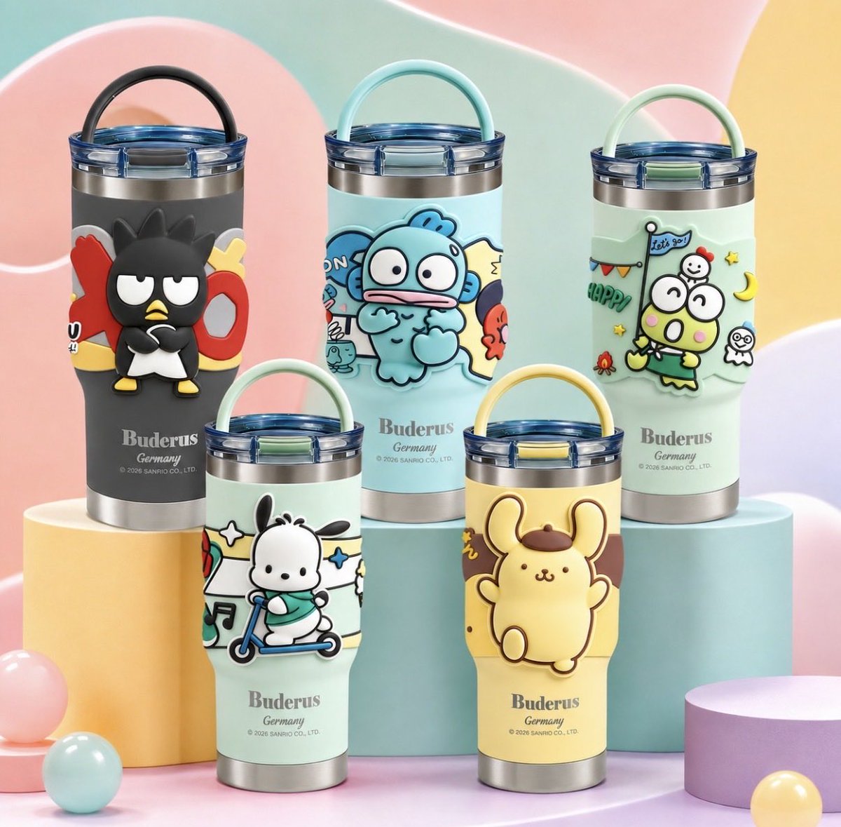 sanrio_fan_jp's tweet photo. 【🇹🇼海外サンリオ新情報】
台湾7-ELEVEN！ドイツブランド「Buderus」×サンリオキャラクターズの真空保温保冷タンブラー（710ml）が登場！✨

──────────────
🎀 ラインナップ＆価格
──────────────
① 立体フィギュア蓋タイプ（全5種 / 699元）
フタの上にちょこんと乗った立体フィギュアが可愛すぎるデザイン！
・シナモロール / ポムポムプリン / マイメロディ / クロミ / けろけろけろっぴ

② 立体キャラカップスリーブタイプ（全10種 / 650元）
立体的なキャラクターカバーが付いた華やかなデザイン！
・ハローキティ / シナモロール / ポムポムプリン / マイメロディ / クロミ / けろけろけろっぴ / バッドばつ丸 / ハンギョドン / ポチャッコ / キキララ

──────────────
💡 おすすめポイント
──────────────
・長時間の保冷・保温に対応（二重真空構造）
・直飲み＆ストローの2wayフタ（専用ストロー付き）
・においが付きにくく洗浄しやすいセラミックコーティング内胆
・持ち運びに便利なハンドル付き

📅 販売期間：9/16 15:00 ～ 11/3

#台湾セブンイレブン #サンリオグッズ #Buderus #タンブラー