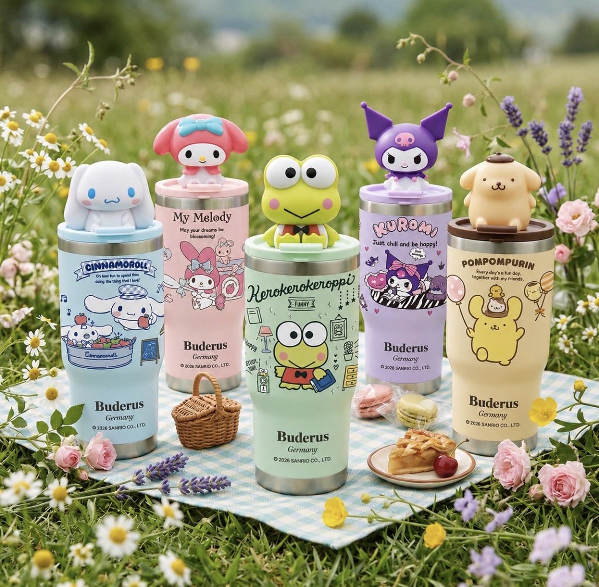 sanrio_fan_jp's tweet photo. 【🇹🇼海外サンリオ新情報】
台湾7-ELEVEN！ドイツブランド「Buderus」×サンリオキャラクターズの真空保温保冷タンブラー（710ml）が登場！✨

──────────────
🎀 ラインナップ＆価格
──────────────
① 立体フィギュア蓋タイプ（全5種 / 699元）
フタの上にちょこんと乗った立体フィギュアが可愛すぎるデザイン！
・シナモロール / ポムポムプリン / マイメロディ / クロミ / けろけろけろっぴ

② 立体キャラカップスリーブタイプ（全10種 / 650元）
立体的なキャラクターカバーが付いた華やかなデザイン！
・ハローキティ / シナモロール / ポムポムプリン / マイメロディ / クロミ / けろけろけろっぴ / バッドばつ丸 / ハンギョドン / ポチャッコ / キキララ

──────────────
💡 おすすめポイント
──────────────
・長時間の保冷・保温に対応（二重真空構造）
・直飲み＆ストローの2wayフタ（専用ストロー付き）
・においが付きにくく洗浄しやすいセラミックコーティング内胆
・持ち運びに便利なハンドル付き

📅 販売期間：9/16 15:00 ～ 11/3

#台湾セブンイレブン #サンリオグッズ #Buderus #タンブラー