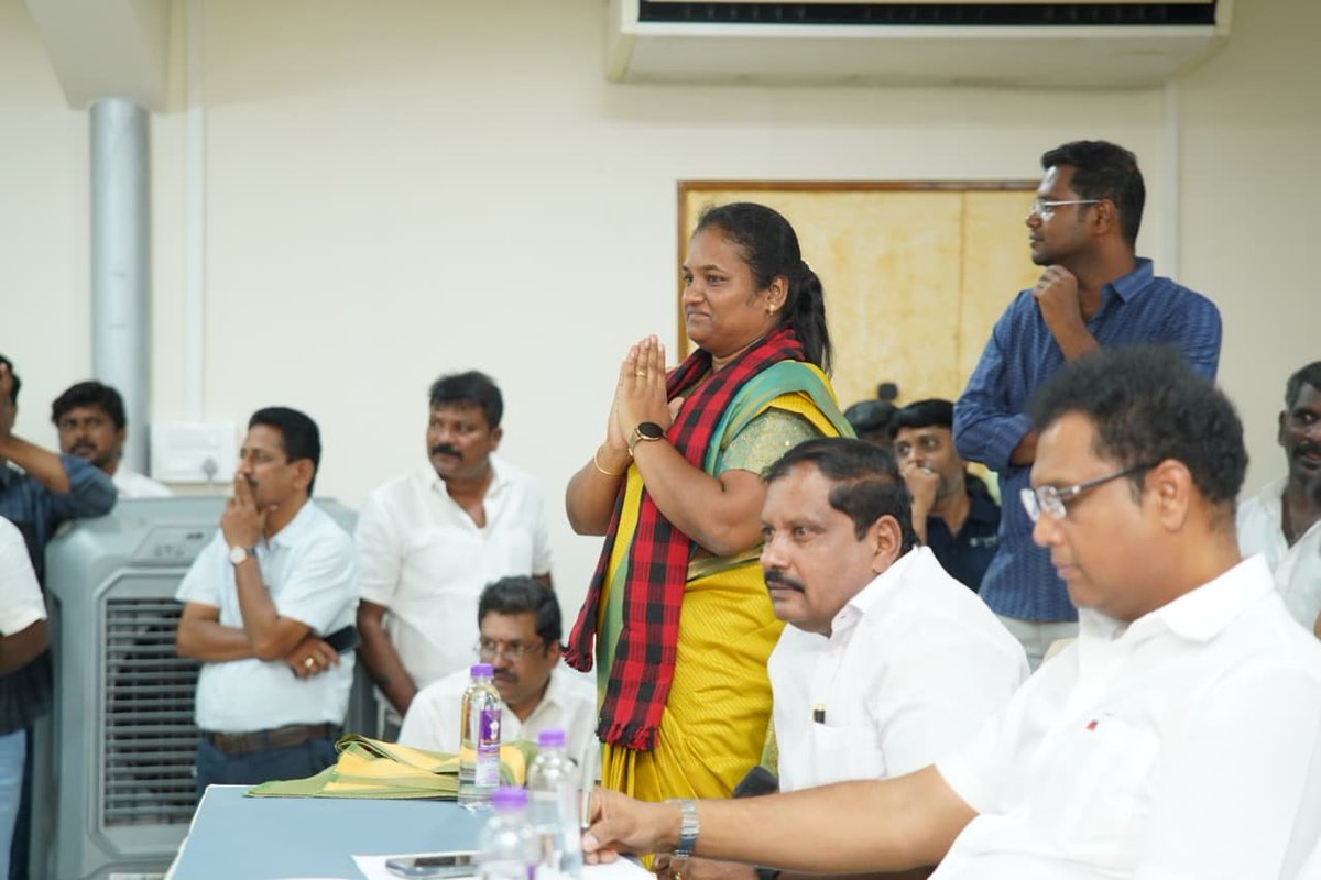 DMKITwing's tweet photo. #தாராபுரம் இடைத்தேர்தல் பணிகள் தொடர்பாக திமுக தகவல் தொழில்நுட்ப அணி நிர்வாகிகள் ஆலோசனைக் கூட்டம்  (செப்.12) கழகத் துணைப் பொதுச் செயலாளர் திரு @mp_saminathan அவர்கள் தலைமையில் நடைபெற்றது.

திருப்பூர் கிழக்கு மாவட்ட செயலாளர் இல.பத்மநாபன் முன்னிலையில், ஈரோடு எம்பி பிரகாஷ் மற்றும் கழக நிர்வாகிகள் பங்கேற்ற இந்த கூட்டத்தில் தகவல் தொழில்நுட்ப அணி செயலாளர் முனைவர் திரு @TRBRajaa அவர்கள் இடைத்தேர்தல் களத்தில் மேற்கொள்ள வேண்டிய சமூக வலைத்தள செயல்பாடுகளை தகவல் தொழில்நுட்ப அணி நிர்வாகிகளுக்கும் தன்னார்வலர்களுக்கும் விரிவாக விளக்கினார்.

அணியின் இணைச்செயலாளர் டாக்டர் மகேந்திரன் உள்ளிட்ட அணியின் மாநில நிர்வாகிகள் மற்றும் தாராபுரம் தொகுதிக்குட்பட்ட அணி நிர்வாகிகள் இக்கூட்டத்தில் திரளாகப் பங்கேற்றனர்.