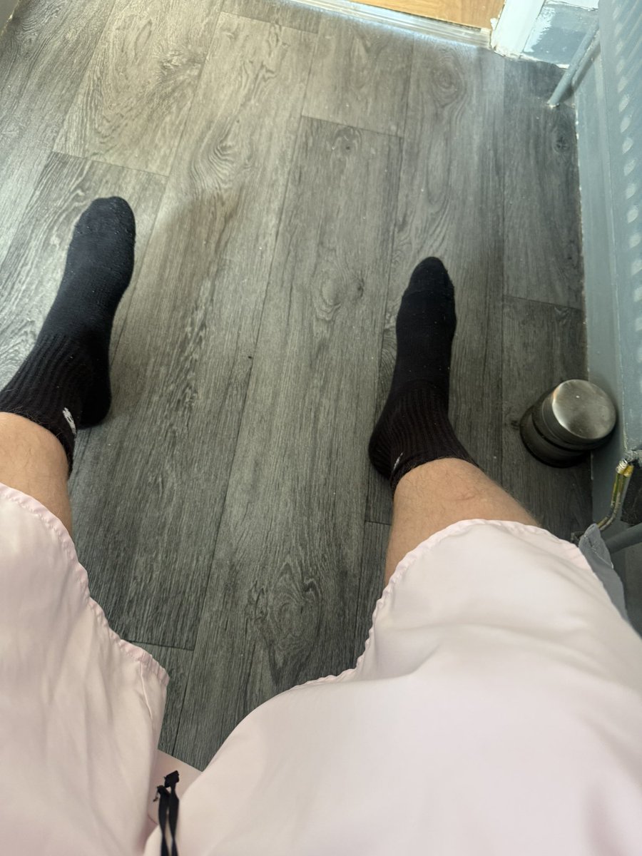 MasterCal00's tweet photo. White socks or black socks 🦶?? https://t.co/vH7pkzsWOV