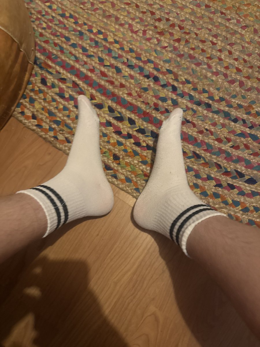 MasterCal00's tweet photo. White socks or black socks 🦶?? https://t.co/vH7pkzsWOV