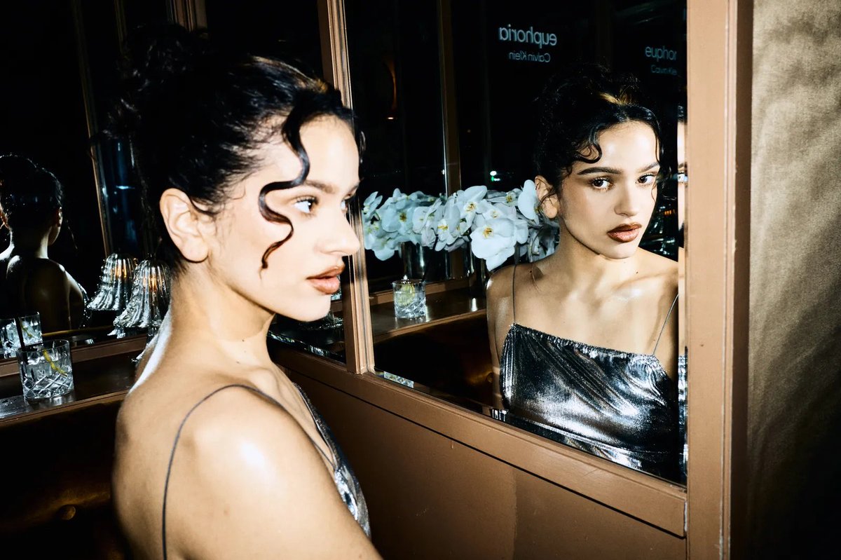 lookrosalia's tweet photo. 🚨| ROSALÍA habla con Vogue sobre Euphoria, su proceso creativo, su concepto de belleza y el final del LUX Tour.

— La artista compara crear perfume con hacer música y revela que lo que más espera al terminar la gira es volver a casa. https://t.co/q920HQgPQs