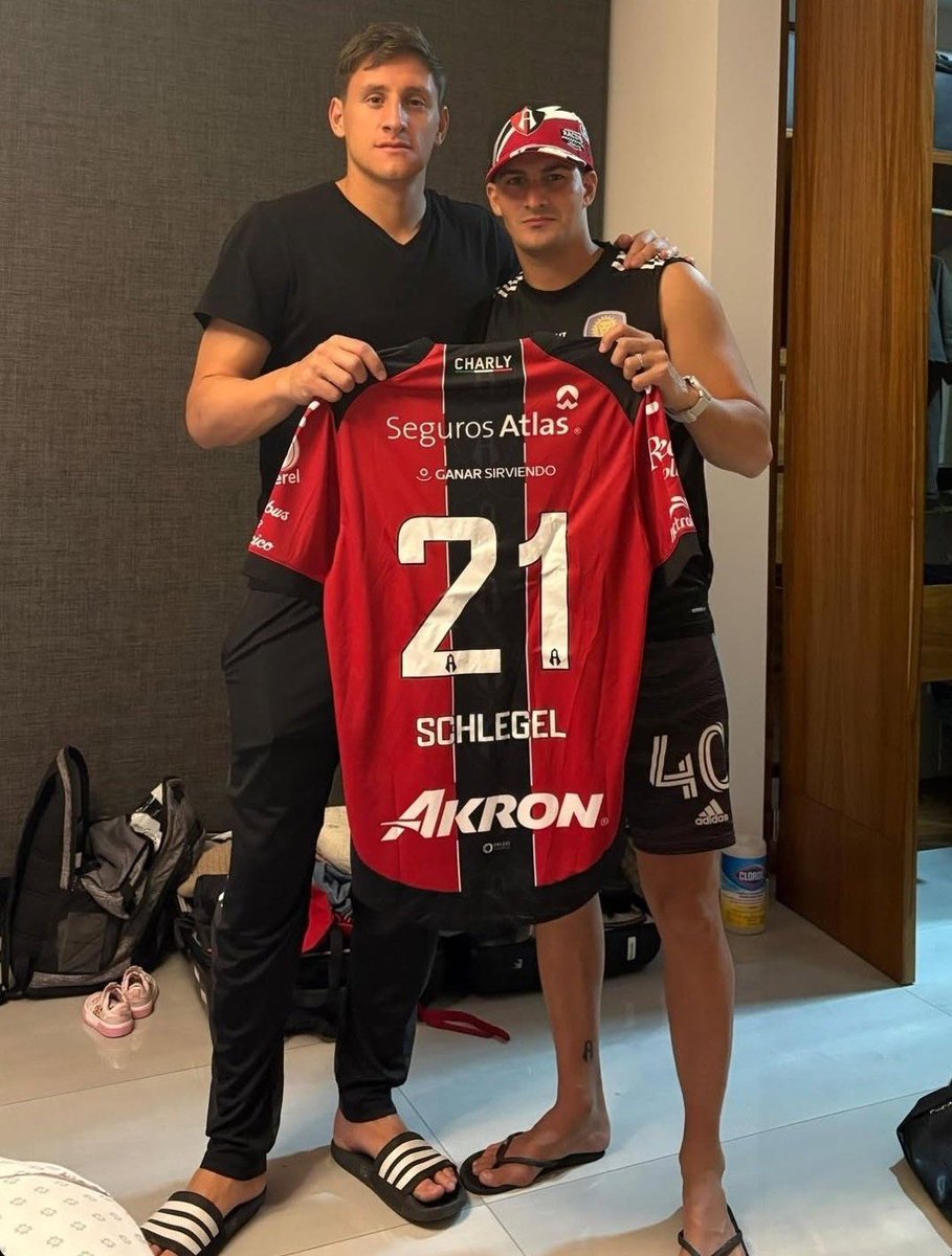 Juliobezerra21's tweet photo. @AtlasFC @TolucaFC Vayanse bien directiito a la verga, lo que mal empieza mal termina, decisiones pendejas a ultima hora y a cumplir caprichitos del técnico, pecaste de inocente @pepemiguelb pero conozco un buen central que te mejora este cagadero, aparte siente los colores! https://t.co/q2tivLbAKi