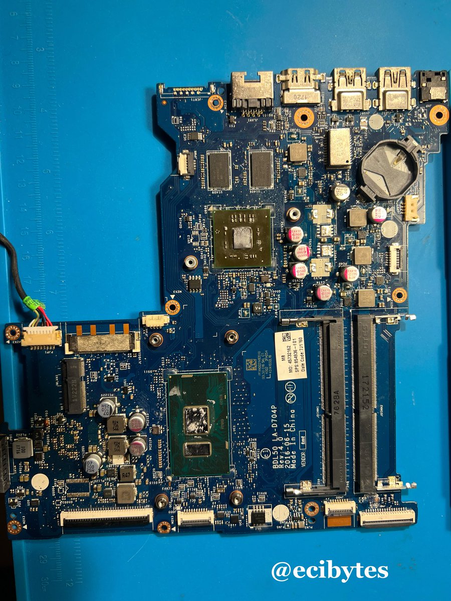 ecibytes's tweet photo. Intervention sur une carte mère d'ordinateur portable HP. Pas de mise sous tension ; court-circuit sur la ligne d'alimentation principale.

Vérification de la présence de toutes les tensions requises au niveau du circuit intégré de gestion de l'alimentation (PMIC). https://t.co/x9tJ7Emwb5