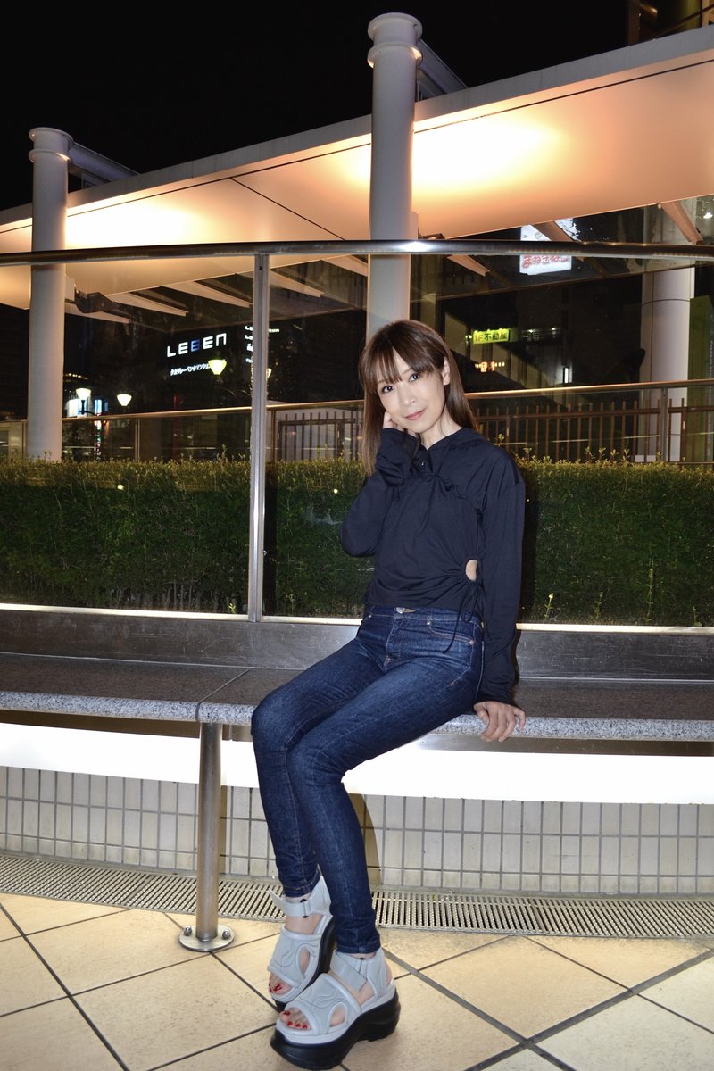 MT0832's tweet photo. 脚が長く美脚でスタイル抜群なアイリスさん💕
(顔のレタッチ以外、ありのままの #撮って出し)
model:アイリスさん
@airis_cat_1101
#ファインダー越しの私の世界
#写真で伝えたい私の世界
#写真撮ってる人と繋がりたい
#ポートレート撮影
#ポートレートモデル
#portrait
#EMODA
#EMODAコーデ https://t.co/7ZJXEQgDKz