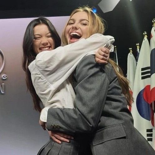 megansapphic's tweet photo. acho que deus fez a adela hetero pq o mundo nao estaria pronto pra esse casal https://t.co/uTzHFGwupm