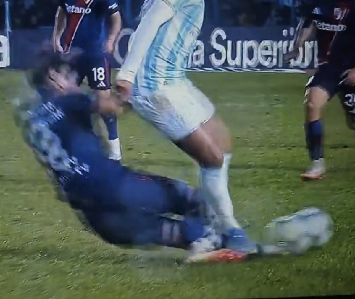 gglait's tweet photo. Me encanta la gente de Boca pidiendo cualquier cosa para limpiar sus culpas. Perfecta la amarilla a Arambarri, se ve que su zurda toca todo pelota.
Y nunca vi un DT que corte una contra y no sea echado.
Namasté 🙏 https://t.co/vKszjyfRzY