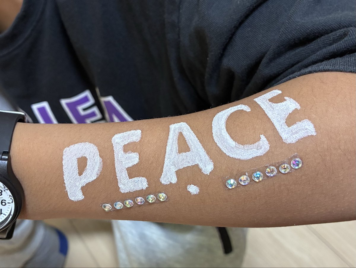 forestofvalues's tweet photo. #PEACEPRIDE
#ヨコハマスタジアム
雨の中お疲れ様でした♪
どの演目も素晴らしかったー✨

皆で平和への決意
それぞれの正義って何かを考える機会
家族で参加できて良かったです

スタジアムの照明が消えると
何の申し合わせもないのに
ひとつまたひとつとスマホライトが
星のように輝き始め📱

『一人の人間における偉大な人間革命は、やがて一国の宿命の転換をも成し遂げ、さらに全人類の宿命の転換をも可能にする』

を体現したように見えました⭐️

参加された方々に
直接お会いできませんでしたが
同じ空間にいられて嬉しかったです🤗

車いす席でご来賓の入り口に行ったのでビッグゲストをお見かけしたり
私的シークレットゲストにも
お会いできました✨
ご来賓たくさん来られていたようです

友情の虹を🌈かけていこう！