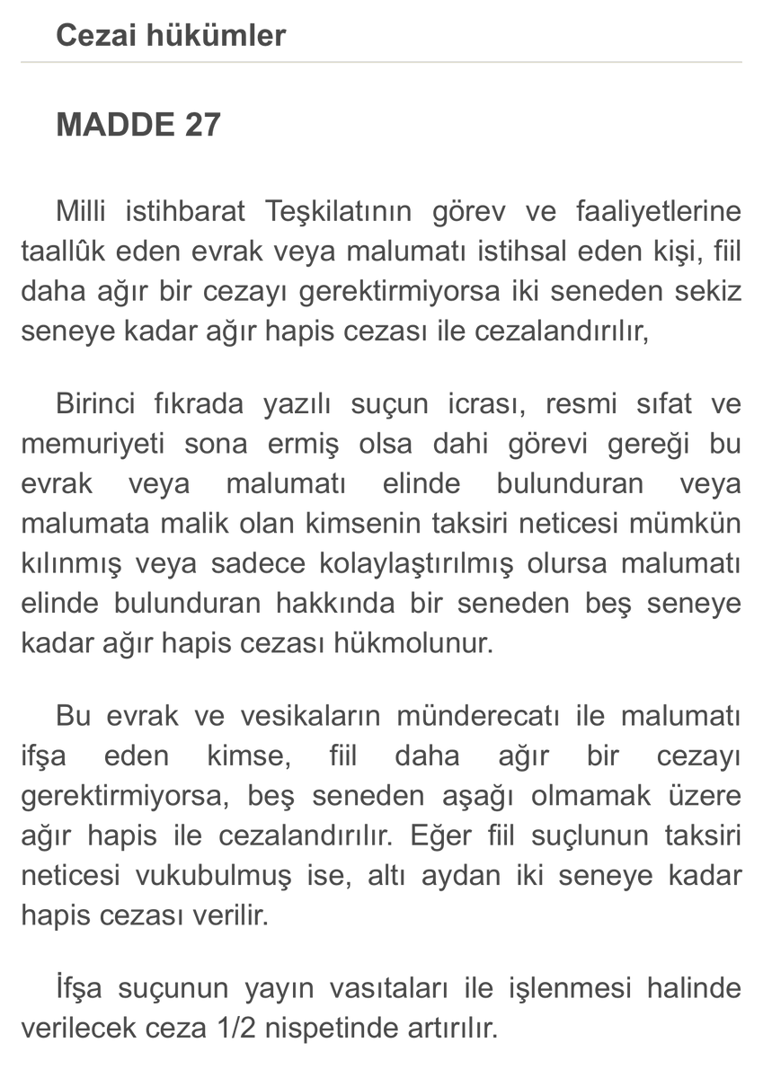 ersozhuseyin's tweet photo. Bu gece bir hukuk garabeti yaşadık! 

Gazeteci Selahattin Günday (@sgunday), 2011 senesinde Kaşif Kozinoğlu'nun Beşiktaş Adliyesi'ne girerken ki görüntülerini haberlerleştirdiği iddiasıyla, "2011 senesinde yürürlükte olmayan" MİT Kanunu'nun 27. Maddesi kapsamında tutuklandı. Yürürlükte değildi diyorum çünkü MİT Kanunu'nda 2014 senesinde esaslı değişiklikler yapılmış ve madde baştan sonra yeniden düzenlenmişti. Özetle, 2011 senesinde işlendiği iddia olunan bir suçtan, 2014 senesinde yapılan düzenleme dayanak gösterilerek tutuklama kararı verilmiş oldu.

Bir başka garabet ise tutuklama kararının, "zamanaşımına uğramış" sözde bir eylemden verilmesiydi. Kaşif Kozinoğlu, Mart 2011'de Beşiktaş Adliyesi'ne gelmiş ve adliye çevresindeki görüntüleri birçok ajans ve gazete tarafından haberleştirilmişti. O tarihte suç olmayan ancak herhalukarda "15 yıllık zamanaşıma uğramış" olan bir fiilden tutuklama kararı verilmiş oldu.

Bu durumu, Savcılık İfadesi ve Sulh Ceza Hakimliği Sorgularında belirtmemize karşın dikkate alınmadı ve ne yazıkki her yönüyle hukuk skandalı olan bir karara imza atıldı.

Sadece bu yönüyle değil, daha birçok konuda "lehe delillerin gözardı edildiği" önyargılı bir süreçten geçtik. Silivri Sulh Ceza Hakimliği'nin tutuklama kararına itiraz edeceğiz fakat son 3 günde yaşadıklarımız karşısında hem Hukuk Güvenliği İlkesinden hem de Selahattin Günday'ın Cezaevi'ne gönderilmesinden kaynaklı oluşacak mağduriyetten kaynaklı kaygı beslemekten geri duramıyoruz.

Bu akşamın tek tesellisi ise kameraman İdris Tiftikçi'nin adli kontrolle serbest bırakılması oldu. Ancak onun hakkında uygulanan adli kontrol tedbirine dayanak suç da yine "2011 senesinde yürürlükte olmayan" bir Kanun maddesinden kaynaklanıyor. Bu noktada ne desek boş artık!
#BasınÖzgürlüğü #ÖzgürlükHakkı