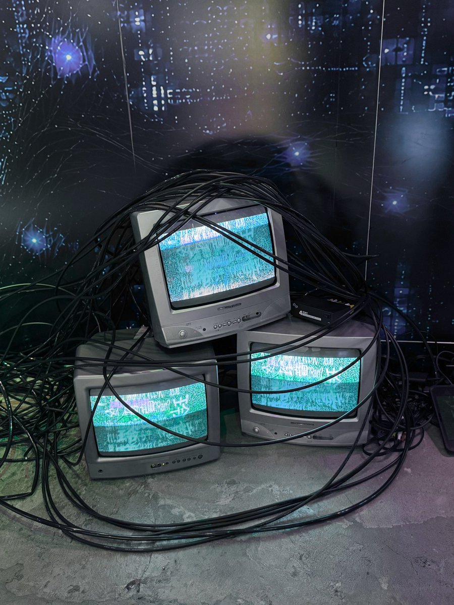 tohenous's tweet photo. SEVESKIG presents『let’s all love lain』を観ました https://t.co/8908qqhHxJ