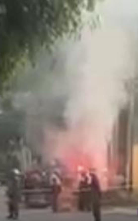 periodistasoy's tweet photo. Van más de 5 horas y no logran controlar la fuga de gas natural en el fraccionamiento del Club de Golf Las Fuentes. De esta tamaño es la fuga, que el personal de Protección Civil del @PueblaAyto no logra controlar 😱😱😱 https://t.co/gPGpmP4rvz