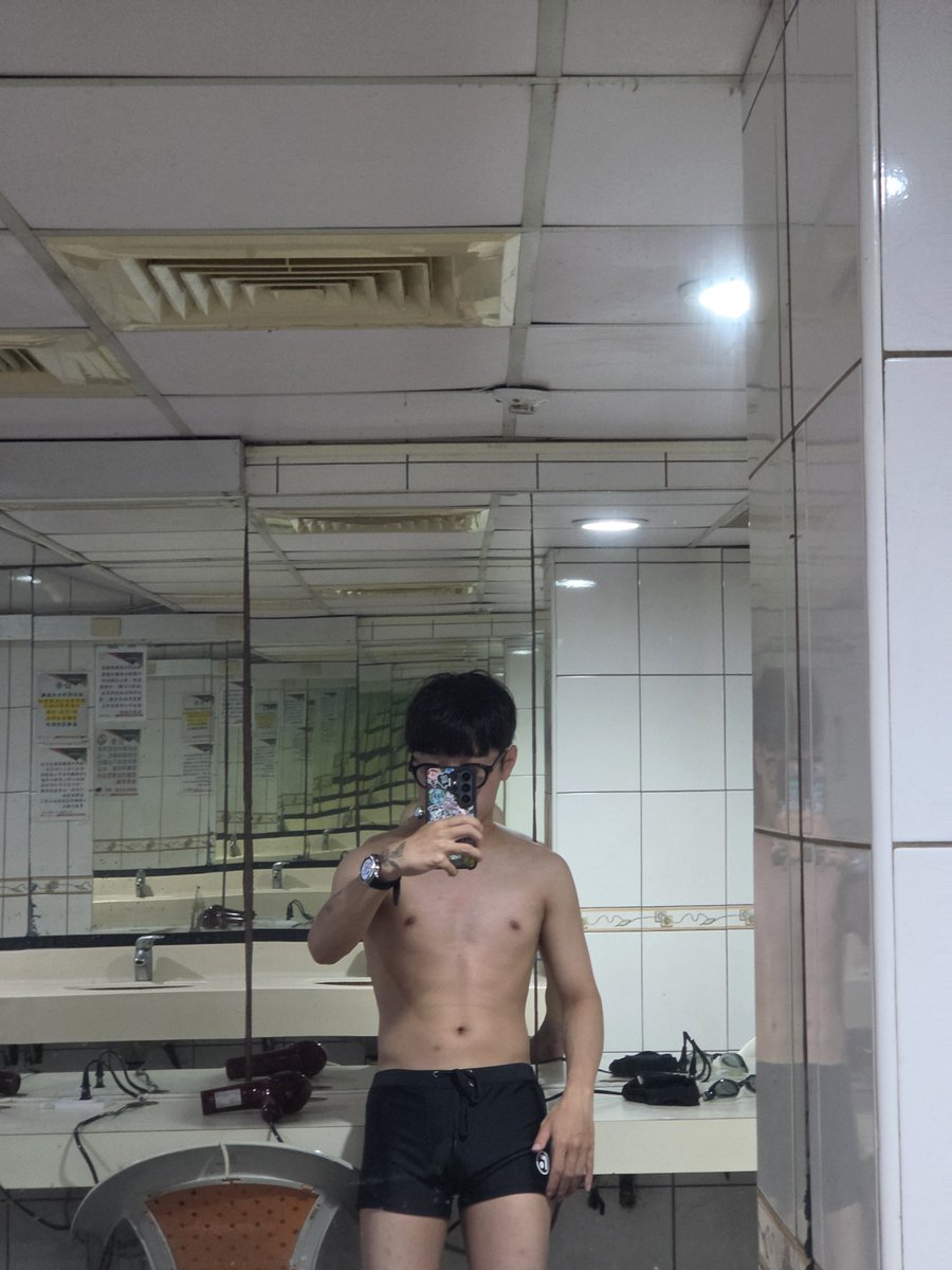 angus20000511's tweet photo. 這個禮拜沒有爬山改游泳
好想趕快有腹肌 摸的到但看不太到 https://t.co/GJwKQEd2q3