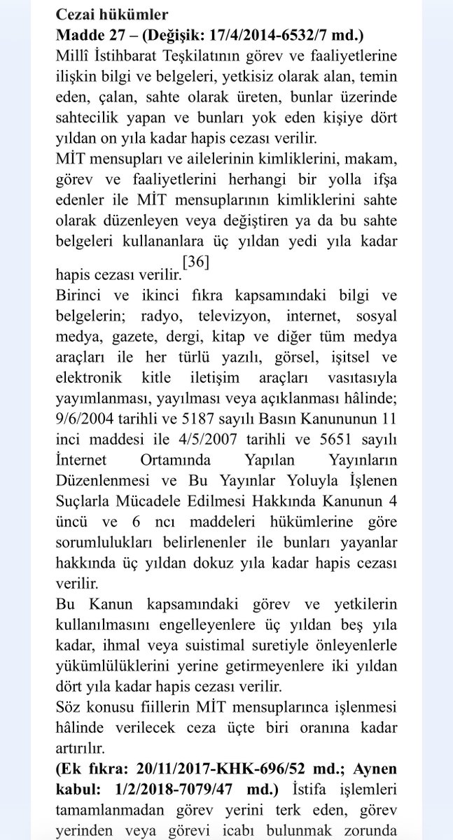 ersozhuseyin's tweet photo. Bu gece bir hukuk garabeti yaşadık! 

Gazeteci Selahattin Günday (@sgunday), 2011 senesinde Kaşif Kozinoğlu'nun Beşiktaş Adliyesi'ne girerken ki görüntülerini haberlerleştirdiği iddiasıyla, "2011 senesinde yürürlükte olmayan" MİT Kanunu'nun 27. Maddesi kapsamında tutuklandı. Yürürlükte değildi diyorum çünkü MİT Kanunu'nda 2014 senesinde esaslı değişiklikler yapılmış ve madde baştan sonra yeniden düzenlenmişti. Özetle, 2011 senesinde işlendiği iddia olunan bir suçtan, 2014 senesinde yapılan düzenleme dayanak gösterilerek tutuklama kararı verilmiş oldu.

Bir başka garabet ise tutuklama kararının, "zamanaşımına uğramış" sözde bir eylemden verilmesiydi. Kaşif Kozinoğlu, Mart 2011'de Beşiktaş Adliyesi'ne gelmiş ve adliye çevresindeki görüntüleri birçok ajans ve gazete tarafından haberleştirilmişti. O tarihte suç olmayan ancak herhalukarda "15 yıllık zamanaşıma uğramış" olan bir fiilden tutuklama kararı verilmiş oldu.

Bu durumu, Savcılık İfadesi ve Sulh Ceza Hakimliği Sorgularında belirtmemize karşın dikkate alınmadı ve ne yazıkki her yönüyle hukuk skandalı olan bir karara imza atıldı.

Sadece bu yönüyle değil, daha birçok konuda "lehe delillerin gözardı edildiği" önyargılı bir süreçten geçtik. Silivri Sulh Ceza Hakimliği'nin tutuklama kararına itiraz edeceğiz fakat son 3 günde yaşadıklarımız karşısında hem Hukuk Güvenliği İlkesinden hem de Selahattin Günday'ın Cezaevi'ne gönderilmesinden kaynaklı oluşacak mağduriyetten kaynaklı kaygı beslemekten geri duramıyoruz.

Bu akşamın tek tesellisi ise kameraman İdris Tiftikçi'nin adli kontrolle serbest bırakılması oldu. Ancak onun hakkında uygulanan adli kontrol tedbirine dayanak suç da yine "2011 senesinde yürürlükte olmayan" bir Kanun maddesinden kaynaklanıyor. Bu noktada ne desek boş artık!
#BasınÖzgürlüğü #ÖzgürlükHakkı