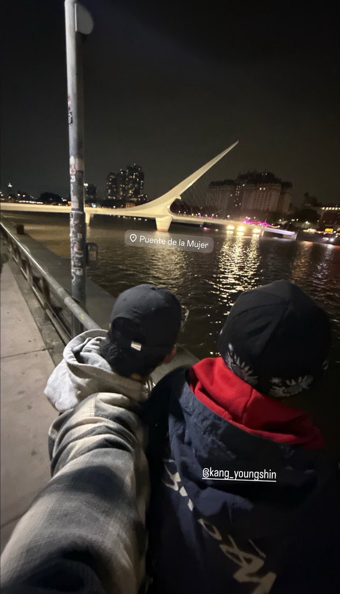 fateofori's tweet photo. KAJSJSK los bailarines en el puente de la mujer https://t.co/z0HBKuejmQ