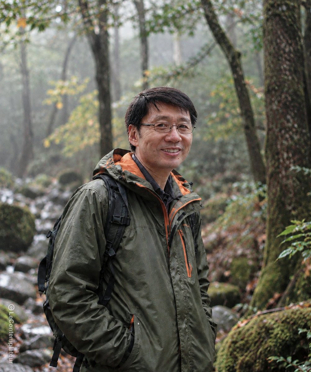 LeContempIateur's tweet photo. 🌳🦠 Un immunologiste a passé plus de 20 ans à étudier ce qui se passe réellement dans notre corps lorsque nous entrons dans une forêt. Et franchement, plus je découvre ses travaux, plus je trouve ça fascinant.

Qing Li n’est pas simplement quelqu’un qui affirme que « la nature fait du bien ». D’origine chinoise et diplômé en médecine en Chine, il s’est installé au Japon à la fin des années 1980 et a consacré l’essentiel de sa carrière scientifique à l’étude des liens entre notre environnement, le stress et le système immunitaire. Il est aujourd’hui professeur clinique à la Nippon Medical School de Tokyo et a également travaillé à Stanford sur les cellules NK.

Au début des années 2000, il s’est intéressé scientifiquement à quelque chose que les Japonais pratiquaient déjà : le shinrin-yoku, littéralement le « bain de forêt ».

Les arbres libèrent naturellement dans l’air des molécules volatiles, notamment des composés appelés phytoncides. Lorsque nous marchons en forêt, nous en respirons certains sans même nous en rendre compte.

Li et son équipe ont alors voulu mesurer ce qui se passait réellement dans notre organisme.

Ils se sont notamment intéressés aux cellules NK (Natural Killer), des cellules de notre système immunitaire capables de reconnaître et de détruire certaines cellules infectées ou anormales.

Dans l’une de leurs expériences, 12 hommes ont passé trois jours et deux nuits en forêt. Après le séjour, 11 sur 12 présentaient une activité NK supérieure à celle mesurée avant leur départ, avec une augmentation moyenne d’environ 50 %.

Mais ce qui m’a le plus surpris, c’est que l’effet ne disparaissait pas forcément une fois rentrés chez eux.

Dans d’autres travaux de Qing Li, cette augmentation de l’activité NK était encore observable plusieurs jours plus tard, et certaines mesures montraient encore un effet environ un mois après le séjour. Une excursion comparable en environnement urbain n’avait pas produit la même augmentation.

Ses équipes ont également observé une diminution de certaines hormones associées au stress, comme l’adrénaline et la noradrénaline.

Et quand on prend un peu de recul, je trouve ça vraiment fou !

On vit aujourd’hui entourés de béton, d’écrans, de notifications, de lumière artificielle et de bruit. Puis on considère la forêt comme un simple décor agréable où aller prendre l’air le dimanche.

Alors que notre organisme semble encore réagir biologiquement à cet environnement.

Évidemment, ça ne veut pas dire qu’une promenade en forêt remplace un médicament ou soigne une maladie. Les premières études de Qing Li portent d’ailleurs sur de petits groupes et doivent être interprétées avec cette limite.

Mais elles nous rappellent quelque chose qu’on semble avoir complètement oublié : pendant l’immense majorité de l’histoire humaine, la nature n’était pas notre destination du week-end.

C’était notre habitat... 💯