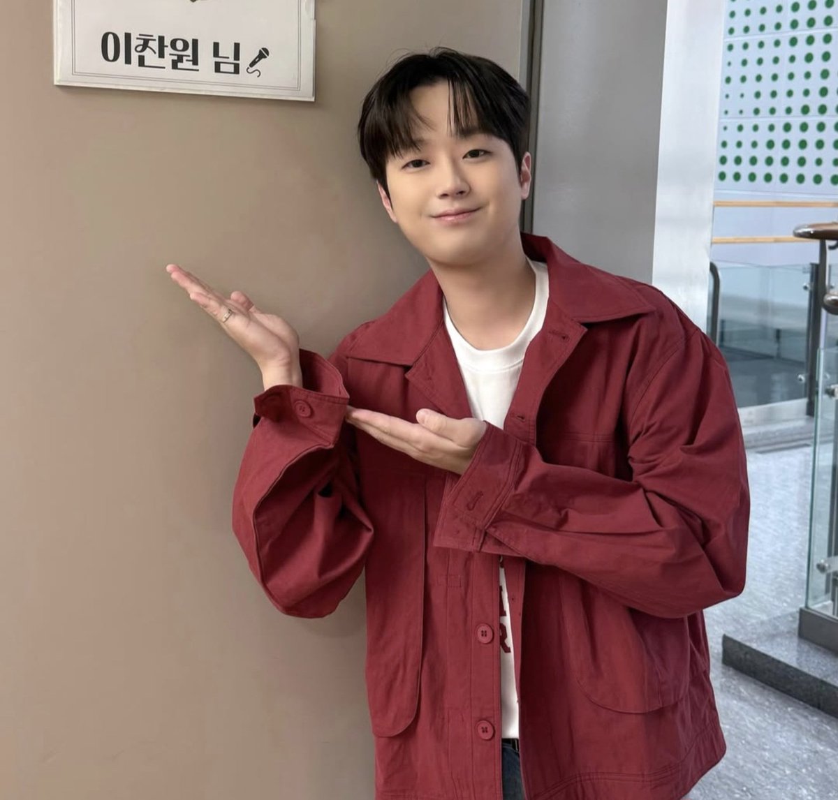 chans_sooni's tweet photo. @ChanWonOfficial 명품MC님 가수이배우님  미스터리 살롱  기다리고 있어요  찬원님이따봐용👍♥️♥️♥️ https://t.co/dZgcJiYDZN