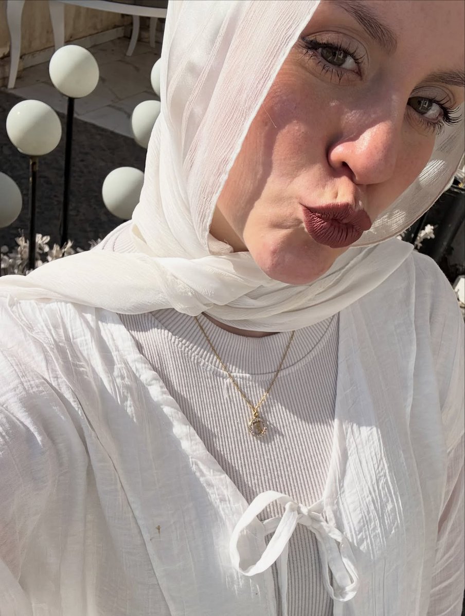 Queenbanoty's tweet photo. وانتي بتبصي علي الصوره يلبوه منك ليها لازم تعترفي انك ضعيفه جدا قدامها انك قدامها ملكيش قيمه بجد https://t.co/nzqB7lc5ce