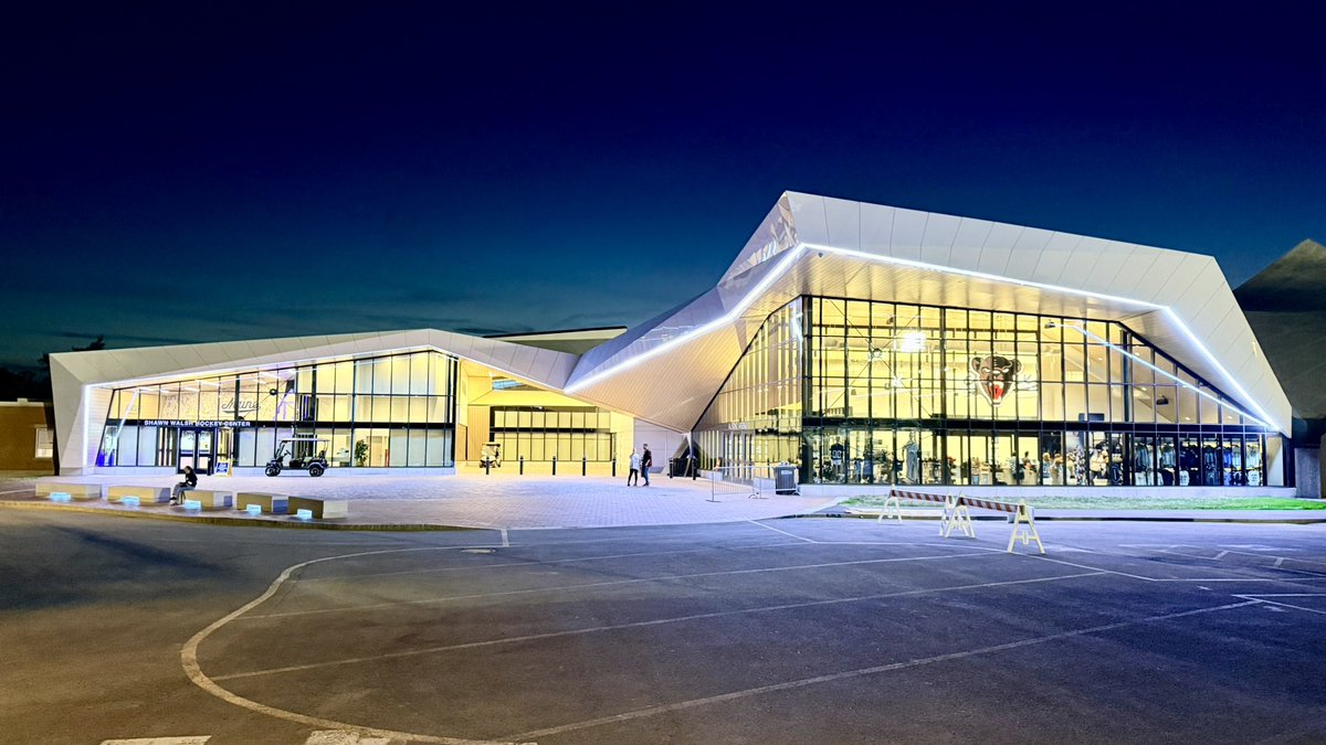 cfbcampustour's tweet photo. The exterior of Maine’s hockey arena is 🔥 https://t.co/0RbTEwF6uU