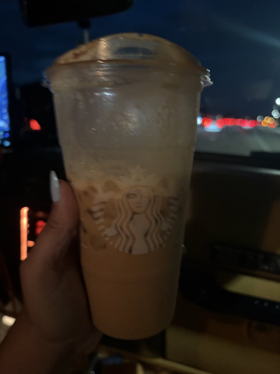 Lichiicantos's tweet photo. Iced pumpkin shaken espresso nocturno después de un día de playita es la cosa más deliciosa del mundo https://t.co/QbzGQjq8CA