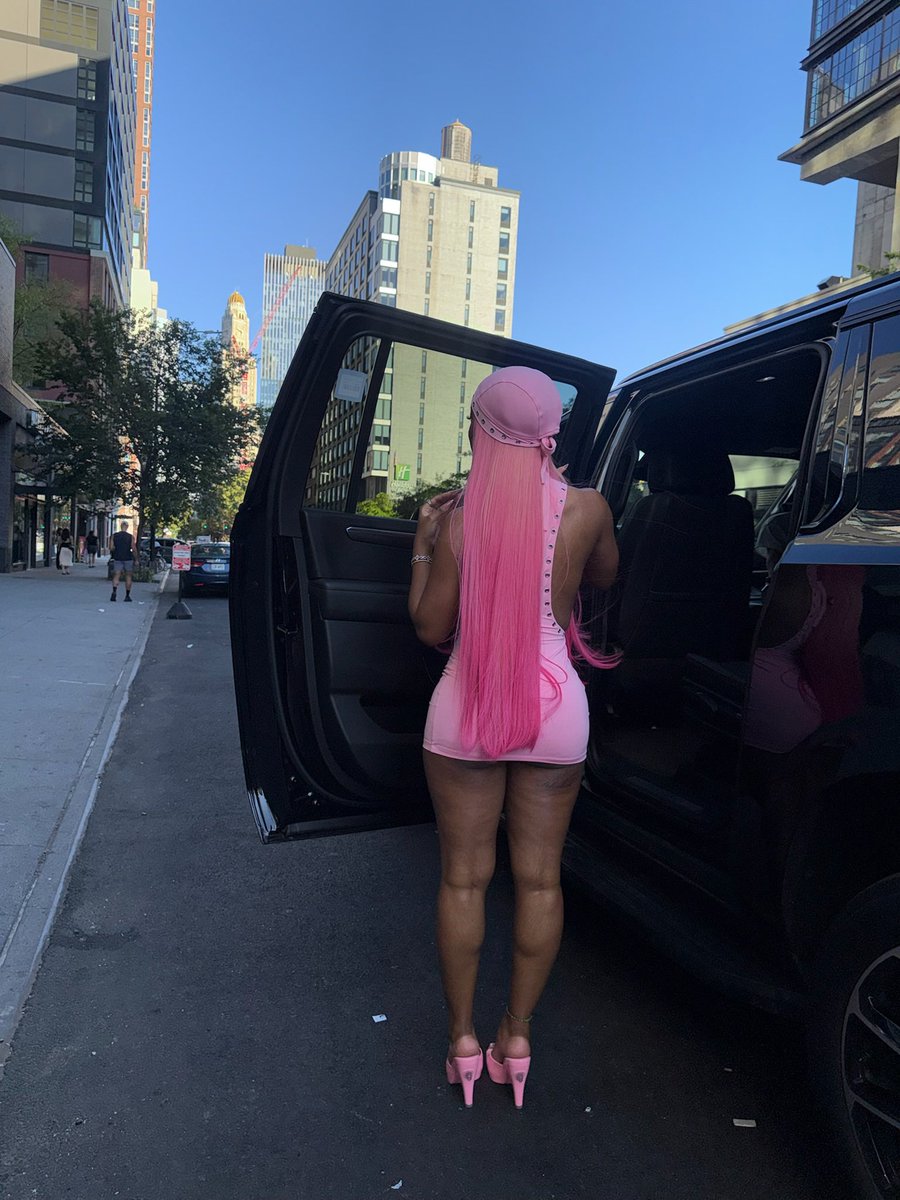 themonaleo's tweet photo. cellulite is chic https://t.co/KxYULaiABU