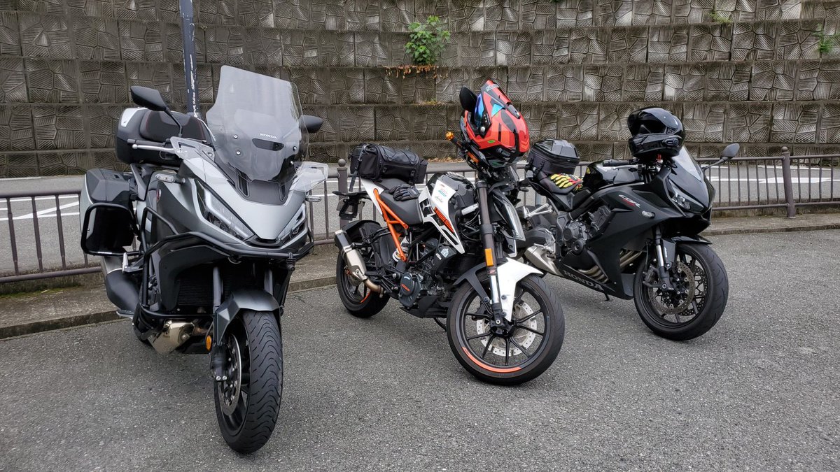 hiro_meteor_717's tweet photo. 昨日、暑過ぎてバイクに乗るのは2ヶ月ぶりで、奈良の上北山村まで朝活マスツーリング🏍️³₃奈良県内の走行コースでは、気温25℃以下で快適でした😆結局、天気も良くて夕方まで走ってました(笑)昼食の焼きそば定食美味しかった😋

#道の駅 吉野路上北山
#オープンカフェ秀
#NT1100 https://t.co/M4TINgoZa2