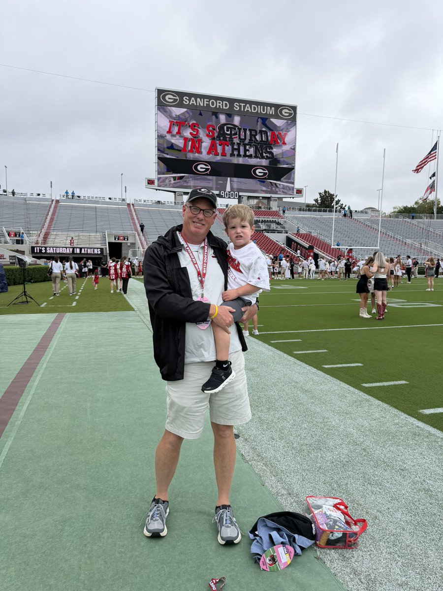 Joshua24fan's tweet photo. Took my 4-year-old son to his first @GeorgiaFootball game! We had a blast. After spending last year and early this year fighting brain cancer at @StJude, he's been in remission for 6 months. It feels so good to do normal things. Thanks @dayneyoung for helping make this happen! 🐾 https://t.co/7BOlE8XXCV