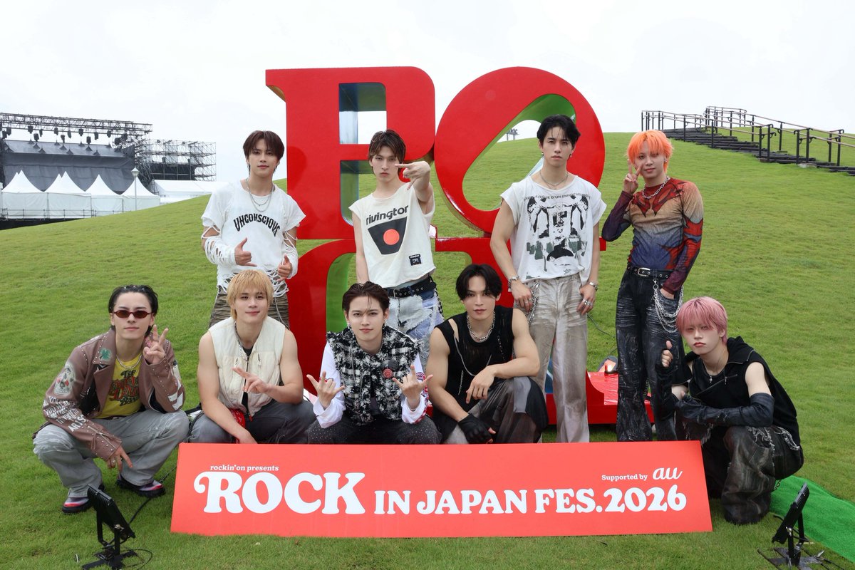 oricon's tweet photo. 『ROCK IN JAPAN FESTIVAL 2026』
⠀
JO1、2年ぶり“ロッキン”カムバック✨
アニメ『東リベ』OP主題歌を特攻服で披露
「日和ってるやついる？」
⠀
🔻全米デビュー作も
https://t.co/67XaFCq0HR https://t.co/HeK5VA5VzS