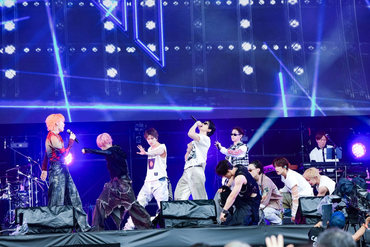 oricon's tweet photo. 『ROCK IN JAPAN FESTIVAL 2026』
⠀
JO1、2年ぶり“ロッキン”カムバック✨
アニメ『東リベ』OP主題歌を特攻服で披露
「日和ってるやついる？」
⠀
🔻全米デビュー作も
https://t.co/67XaFCq0HR https://t.co/HeK5VA5VzS