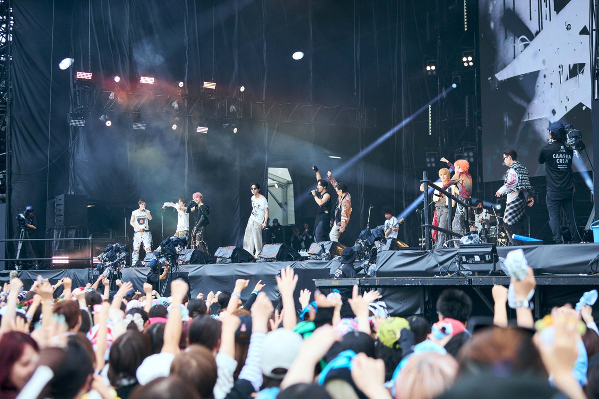 oricon's tweet photo. 『ROCK IN JAPAN FESTIVAL 2026』
⠀
JO1、2年ぶり“ロッキン”カムバック✨
アニメ『東リベ』OP主題歌を特攻服で披露
「日和ってるやついる？」
⠀
🔻全米デビュー作も
https://t.co/67XaFCq0HR https://t.co/HeK5VA5VzS