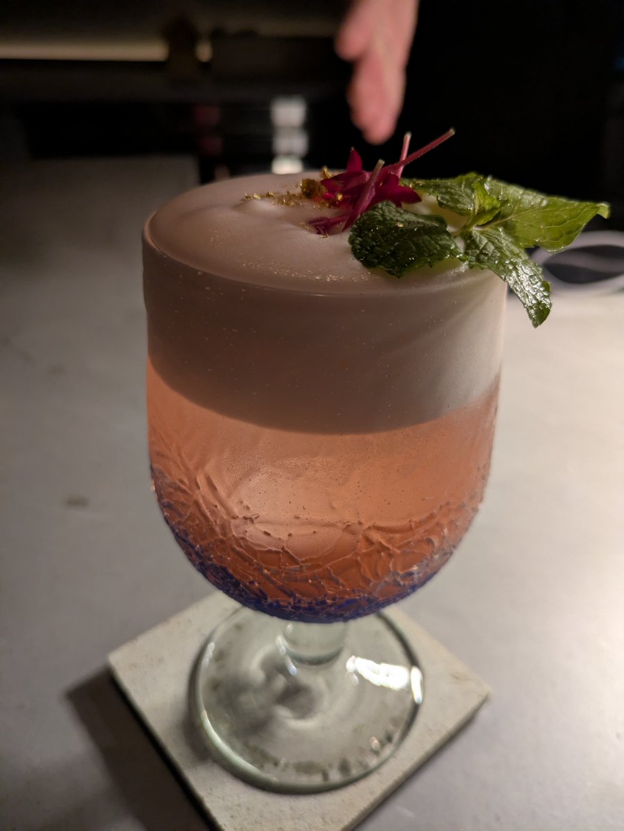 SendagiMitsuo's tweet photo. 西新宿のバーを巡りました
飲み過ぎました🙃 https://t.co/g7564mddDV