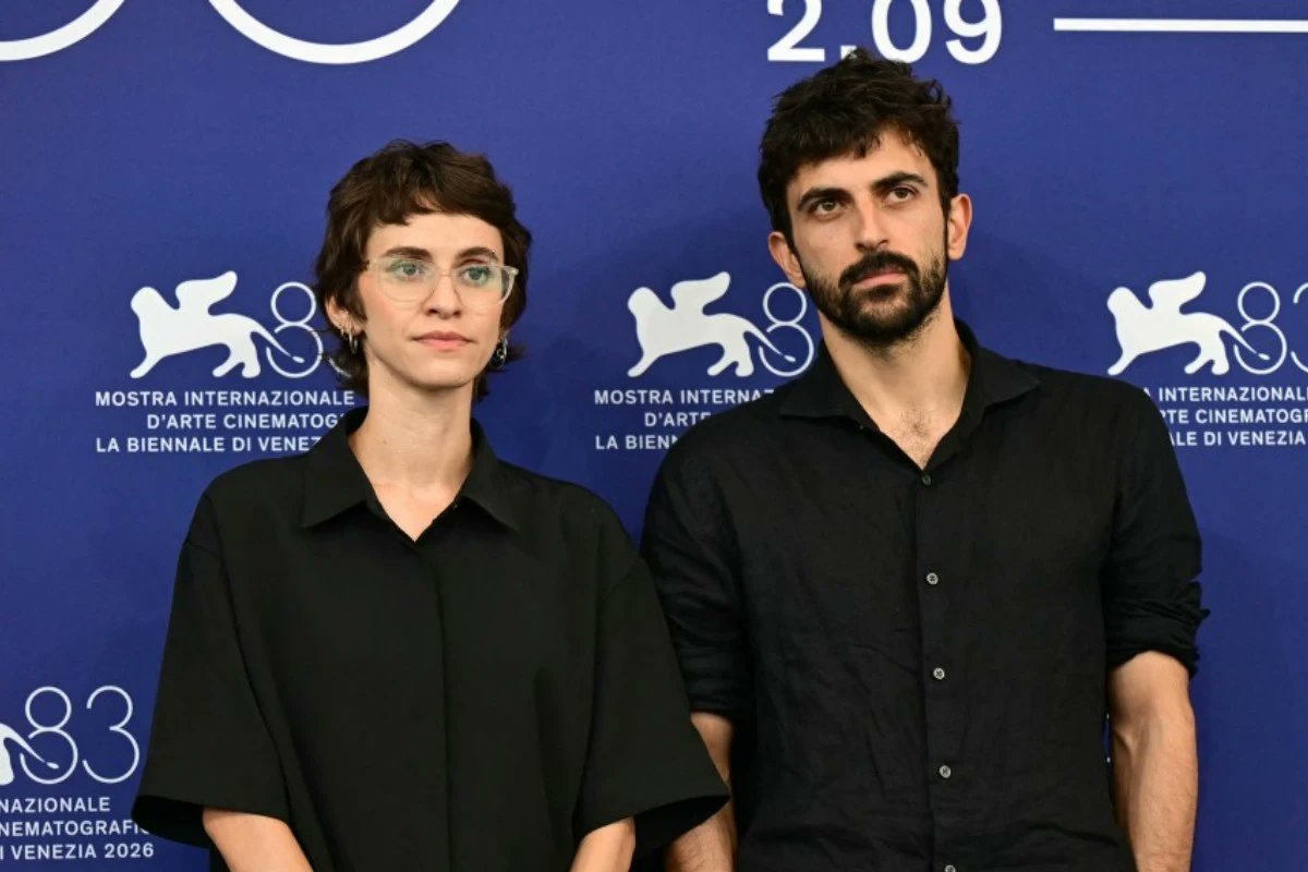 lobatobdan's tweet photo. Dos colonos graban entrevistas a colonos genocidas para que expliquen cómo han exterminado nativos palestinos y les dan anonimato para protegerles de futuros juicios y cárcel.

Ovación en el Festival de Venecia.

Israel creó un género propio del cine llamado "Dispara y llora", basado en el impacto psicológico que sufren los soldados israelíes tras asesinar nativos palestinos o libaneses, convirtiendo a los genocidas en víctimas traumatizadas de un sistema colonial que no se cuestiona.

Todas esas películas conmovedoras son ovacionadas y laureadas en festivales de cine en los países occidentales, como la reciente Naza en Venecia.

Esos países occidentales que premian estos productos de propaganda sostienen a la sádica colonia israelí y todos ellos buscan decirnos que fue inevitable eliminar nativos pero no se sintieron bien por hacerlo, como en Vals con Bashir, Lebanon, Beaufort o Blue Box

O nos proponen que hay un sector de colonos que se oponen a estos "excesos", la colonización debe ser más "humanitaria", hay humanidad en una parte de la sociedad colona, como los directores de Naza.

En unos y en otros colonos en definitiva hay humanidad, no como los nativos exterminados que no llegan a humanos y por tanto no son merecedores de que los países occidentales les pongan un micrófono para que relaten cómo son exterminados.

En el gigantesco horno crematorio de Gaza desde hace tres años no ha entrado ningún periodista o director de cine occidental, ni ningún "israelí humanitario" ha filmado ninguna película épica sobre el levantamiento del gueto de Gaza, lo que sí se ha hecho sobre el levantamiento del gueto de Varsovia o los campos de exterminio alemanes.

El objetivo de este género cinematográfico es posibilitar la continuación del exterminio y la limpieza étnica proponiendo el disfraz de la autovictimización, ya sea de los soldados o de una parte de los colonos como los directores de Naza. "Hay esperanza en la sociedad israelí, Israel puede y debe ser rehabilitado", es el mensaje.

Hay un subgénero peor que es "Dispara y ríe", como la humorística Zero motivation, estrenada el año de la anterior masacre en Gaza de 2014.

"No sólo matarán a tu gente... Volverán y harán una película sobre cómo el hecho de matar a tu gente hizo que sus soldados se sintieran tristes", como dijo @frankieboyle.

En 2022 escribí un artículo sobre esta nauseabunda epidemia de "Dispara y llora" que se extendía más allá del cine alcanzando a representantes políticos occidentales en forma de "Fotografía y llora" en sus tours por Palestina con el objetivo de encubrir su protección al régimen genocida.

https://t.co/RpKIahQ5yd