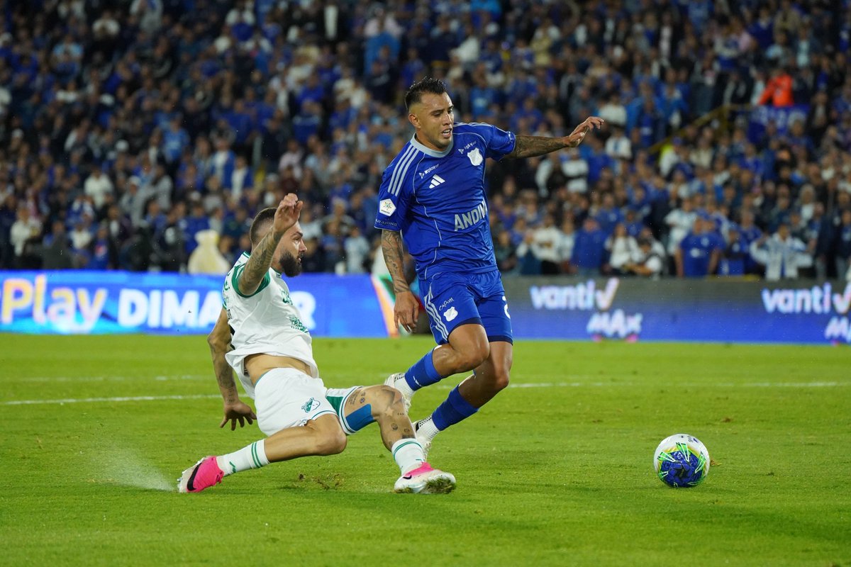 CamiloAndSuarez's tweet photo. Fotos cumpliendo un sueño. Millonarios vs. Cali en El Campín. 

Fotos para El Espectador. 

#Millonarios #Cali #Leocastro #Contreras #Chaverra #ElCampín #Cuadrado #Gamero https://t.co/XfOCz5GGuM