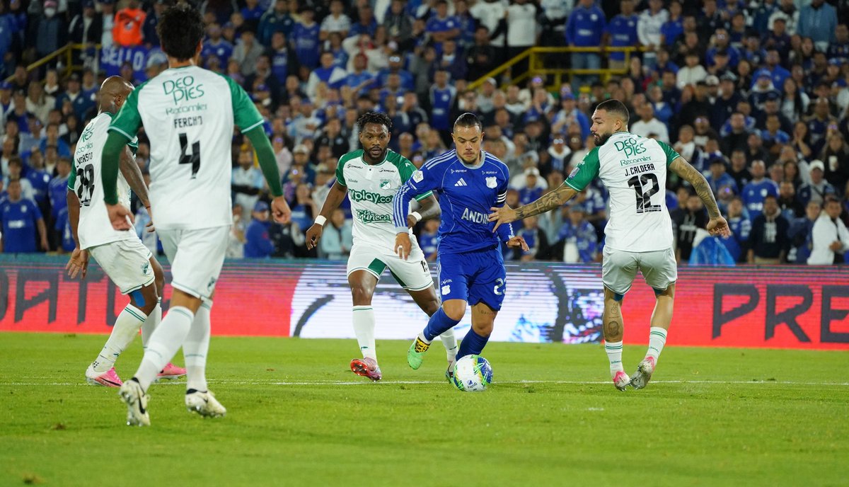 CamiloAndSuarez's tweet photo. Fotos cumpliendo un sueño. Millonarios vs. Cali en El Campín. 

Fotos para El Espectador. 

#Millonarios #Cali #Leocastro #Contreras #Chaverra #ElCampín #Cuadrado #Gamero https://t.co/XfOCz5GGuM
