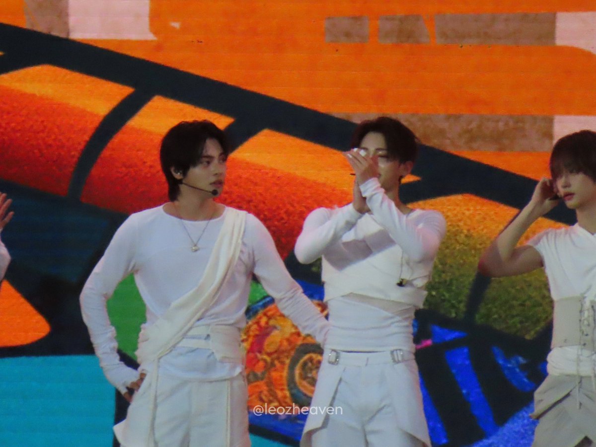 leozheaven's tweet photo. leowon butt pat https://t.co/Yl9KOs2q7H