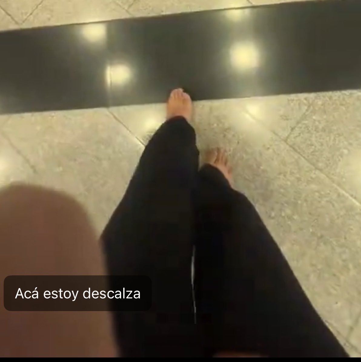 LatamBuzz's tweet photo. Está imagen me dio mucha tristeza, impotencia y frustración. El caso de la chica de Zara en Bogotá que la despidieron y la dejaron descalza, es la muestra del arribismo y abuso de poder de algunos jefes que se creen dueños del mundo y de la dignidad de los empleados. Esperamos que este caso sea investigado y llegue hasta las últimas consecuencias.

@ZARA @MintrabajoCol