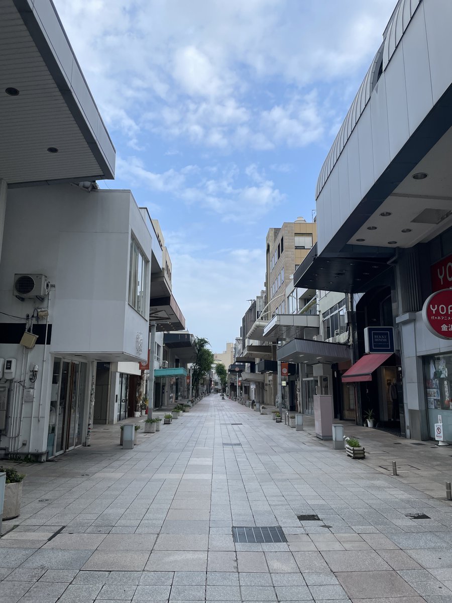Mt1988Photo's tweet photo. 朝の金沢
なんか久しぶりに青空を見た気がする https://t.co/Qyj63fXI3F