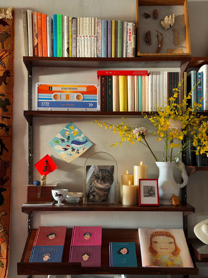 fincw894849's tweet photo. Got 3 old books u0026 a vintage mug to sort today! Clear out the shelf, find treasures, and make space for new adventures. Small steps = big joy!， https://t.co/uZZA7QsHWS